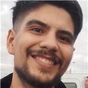 Profesor de música imparte clases a niños y jóvenes de todas las edades